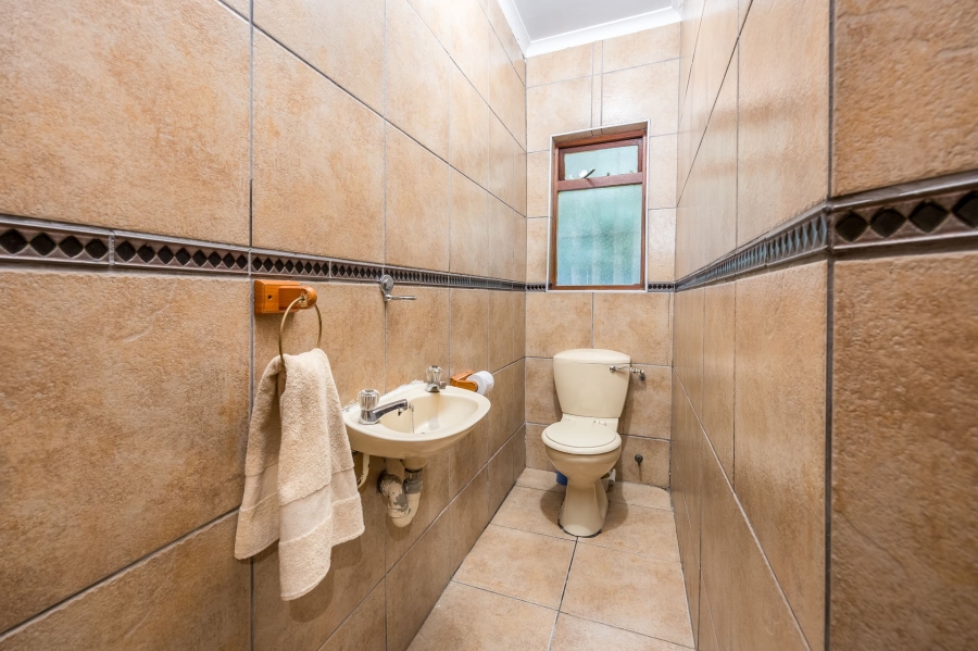 6 Bedroom Property for Sale in Vredekloof Western Cape